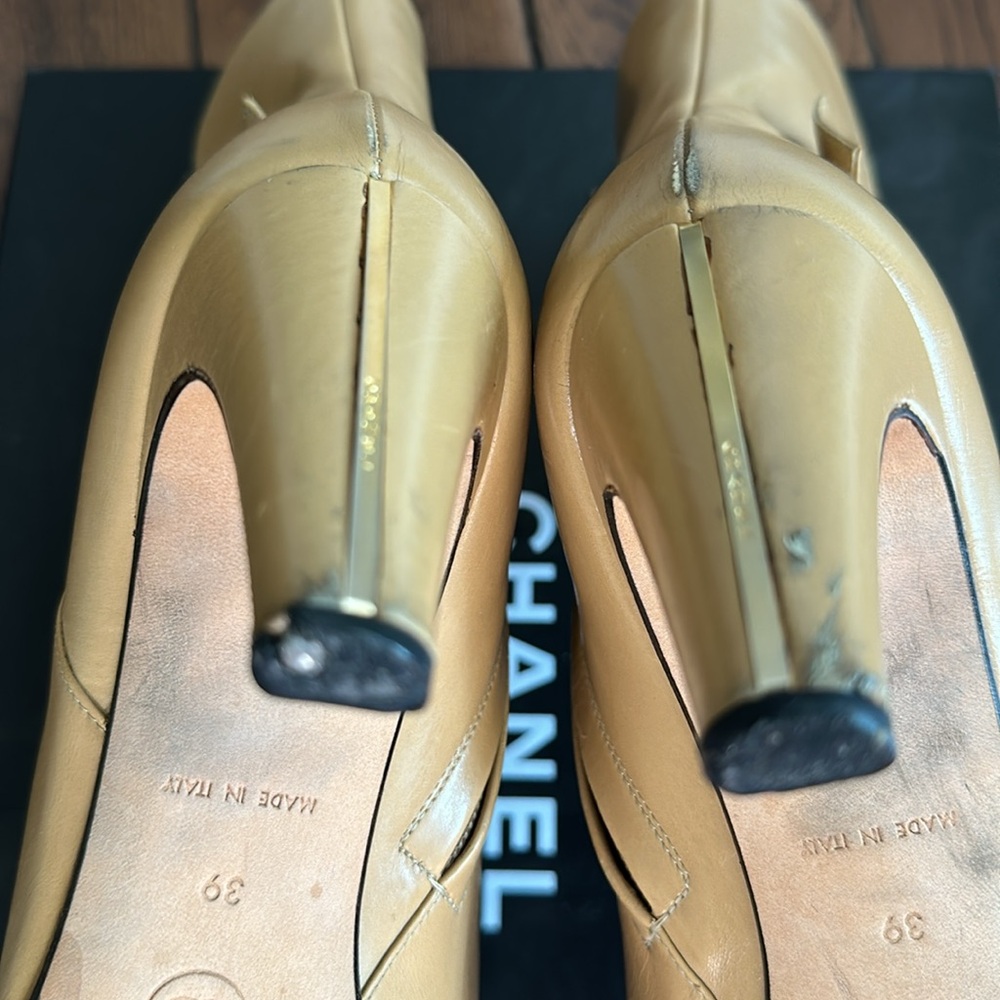 CHANEL VINTAGE BEIGE LEATHER GOLD
TONE CC LOGO ZIP ANKLE BOOTS
 (8.5/39) - Picture 10 of 11